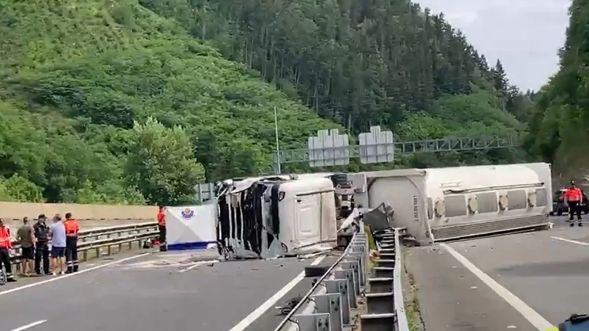 Mueren cinco policías forales de Navarra tras chocar su furgoneta con un camión cisterna en la AP-8 en Elgoibar (Guipúzcoa)
