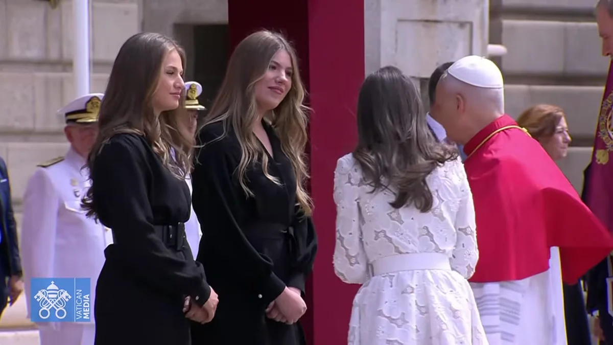 La princesa Leonor deja a un lado el mono militar con un impresionante vestido negro para conocer al papa León XIV en Madrid: sin velo y con cinturón ancho