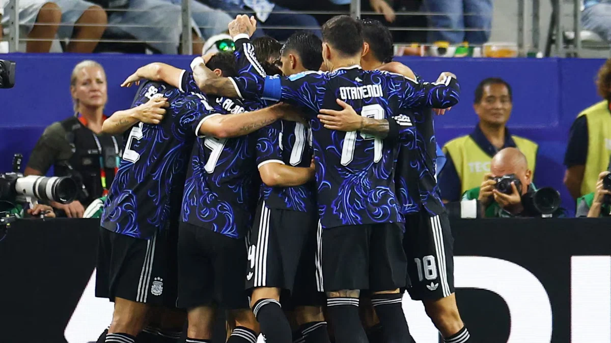 Los 11 titulares que pondría Scaloni para el partido clave de esta tarde ante Cabo Verde