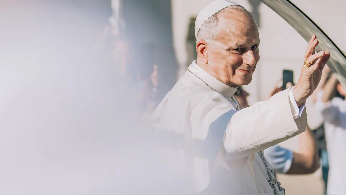 Robles acompaña al Papa a visitar a los voluntarios en Ifema y Arcadi España le recibe en Barcelona