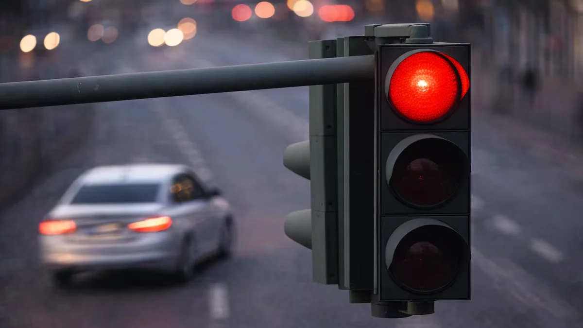 Costa Rica: Cada siete horas, un conductor recibe multa por ignorar la luz roja