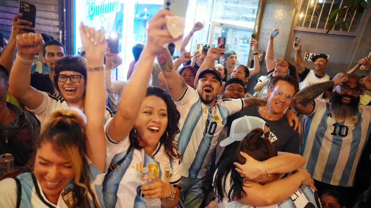 Hinchas peruanos respaldaron a Argentina: festejo en Lima y expectativa por el duelo ante Inglaterra