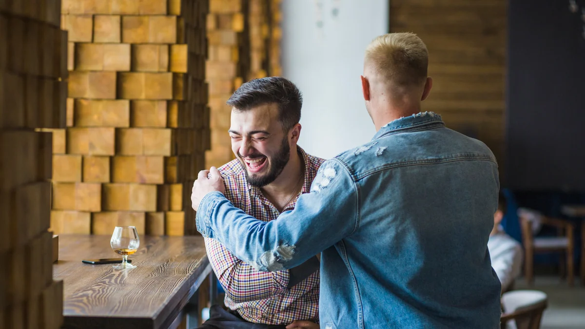 Cómo reconocer al ‘amigo camaleón’ que encaja en cualquier grupo: personas empáticas, observadoras y que saben escuchar