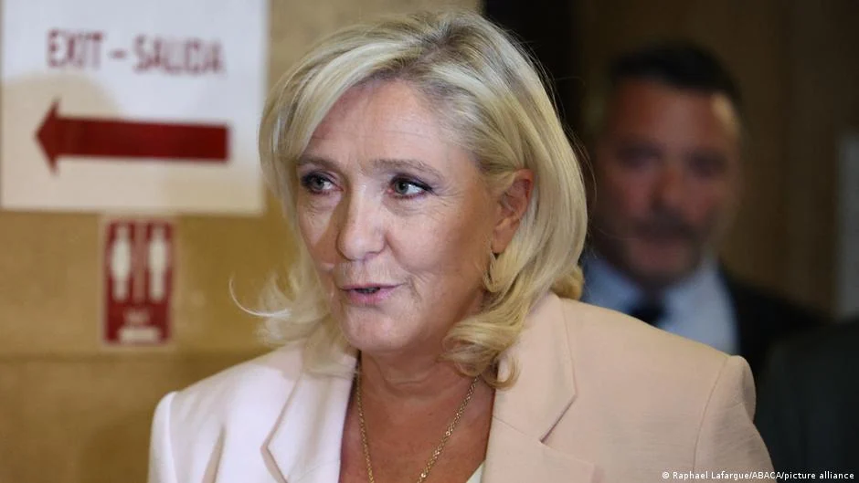 Fransa: Le Pen seçime katılabilecek, ama kelepçeyle