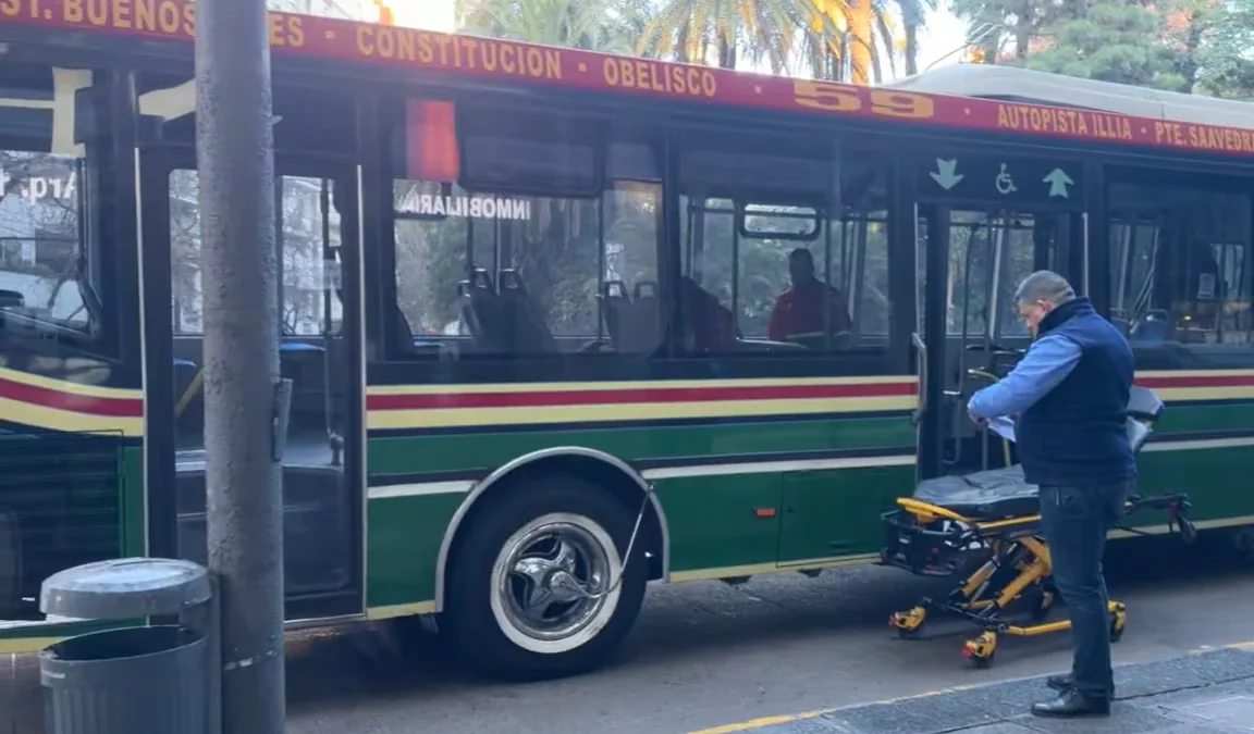 Choque en Palermo: un colectivo impactó contra una camioneta y hay una pasajera herida
