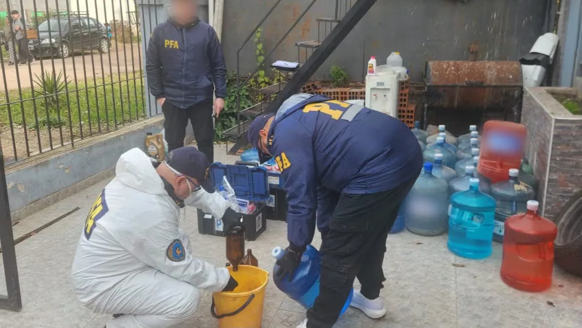 Desarticularon una banda que embotellaba agua en plantas cladestina que funcionaban en casas particulares del conurbano