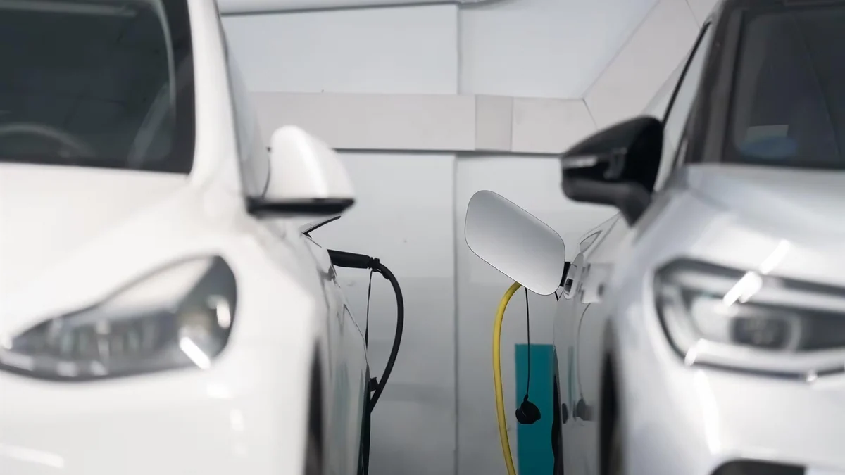 Los coches eléctricos son más caros de reparar y no es por la batería: el peso, los talleres especializados y la gama alta disparan la factura