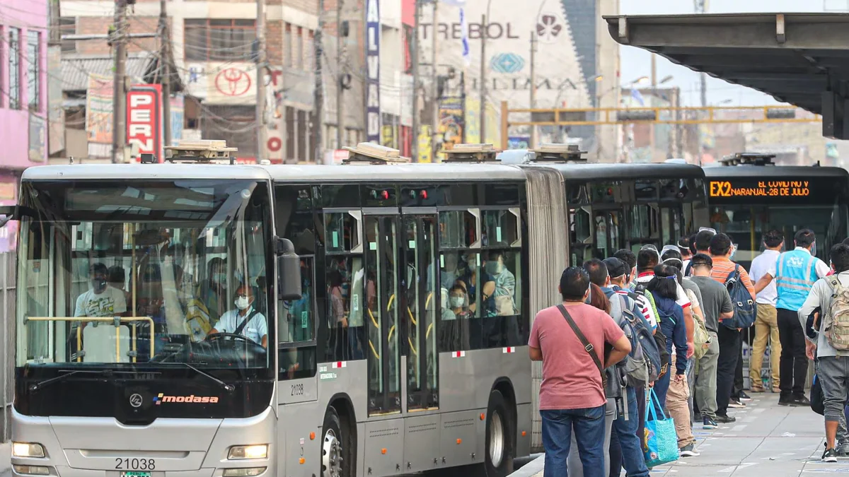 Agresión en el Metropolitano: orientadora es víctima de escupitajos e insultos en la estación Ramón Castilla