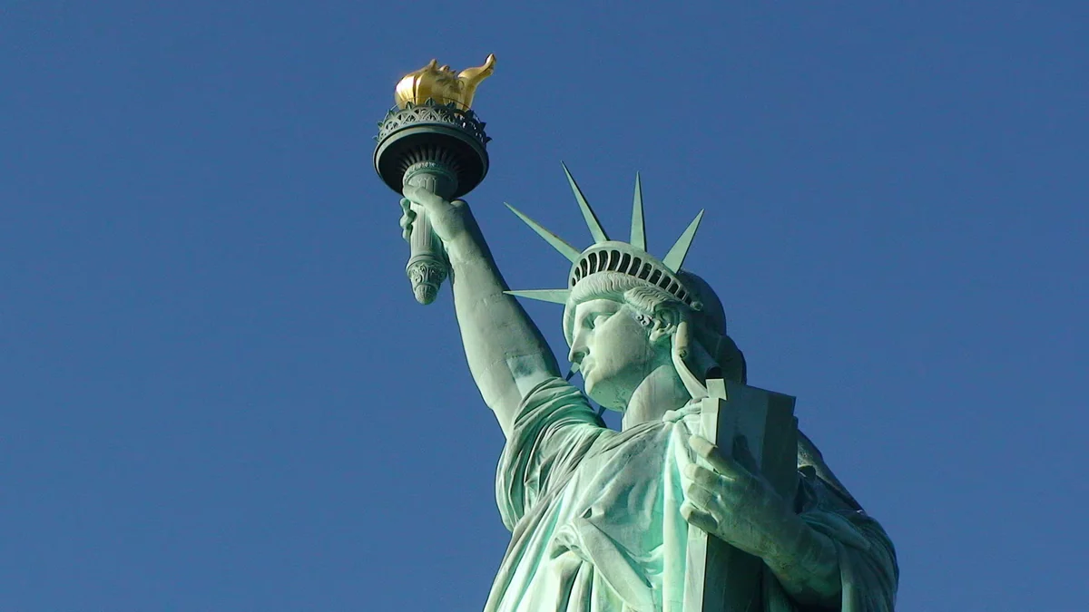 El día que la Estatua de la Libertad fue inaugurada en París antes de ser llevada a Estados Unidos como regalo del Gobierno francés