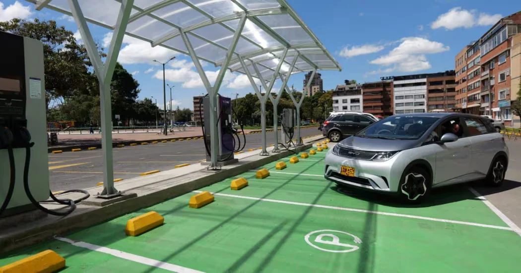 Bogotá promueve autos eléctricos, pero solo hay 15 cargadores para más de 120.000 vehículos enchufables: denuncian falta de infraestructura
