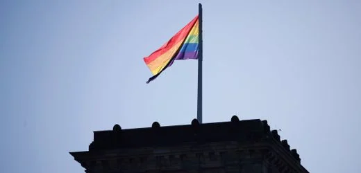Bundestag: Regenbogenflagge weht über dem Reichstagsgebäude