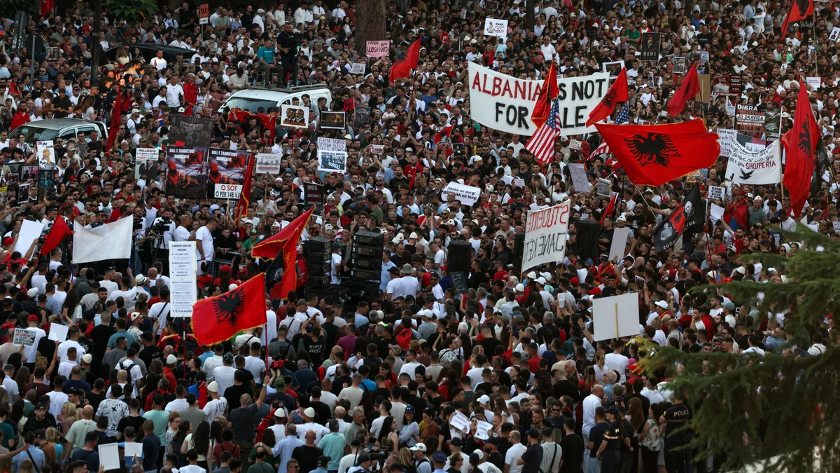 La revolución de los flamencos se levanta contra los megaproyectos de la familia Trump en Albania: “Nuestro país no está en venta”