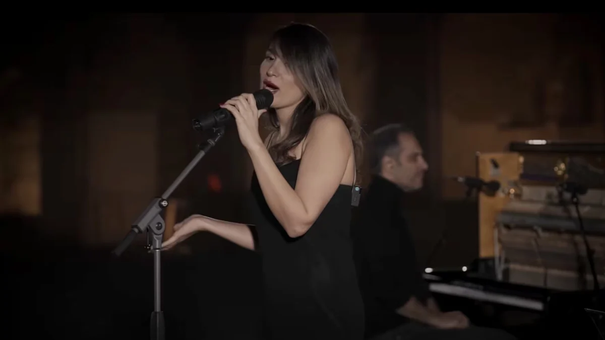 Irán condena a 74 latigazos a la artista Parastoo Ahmadi por cantar sin velo en YouTube