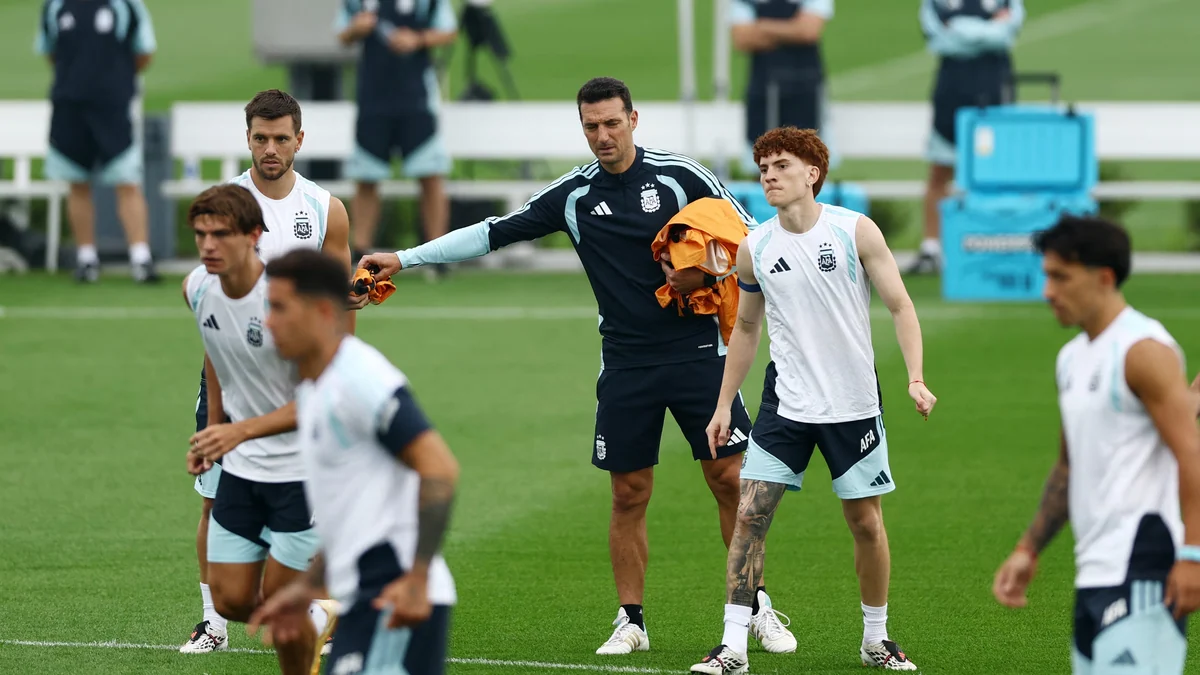 El movimiento estratégico de Scaloni ante las cámaras que sembró dudas sobre el equipo titular en la última práctica de Argentina de cara a la final del Mundial