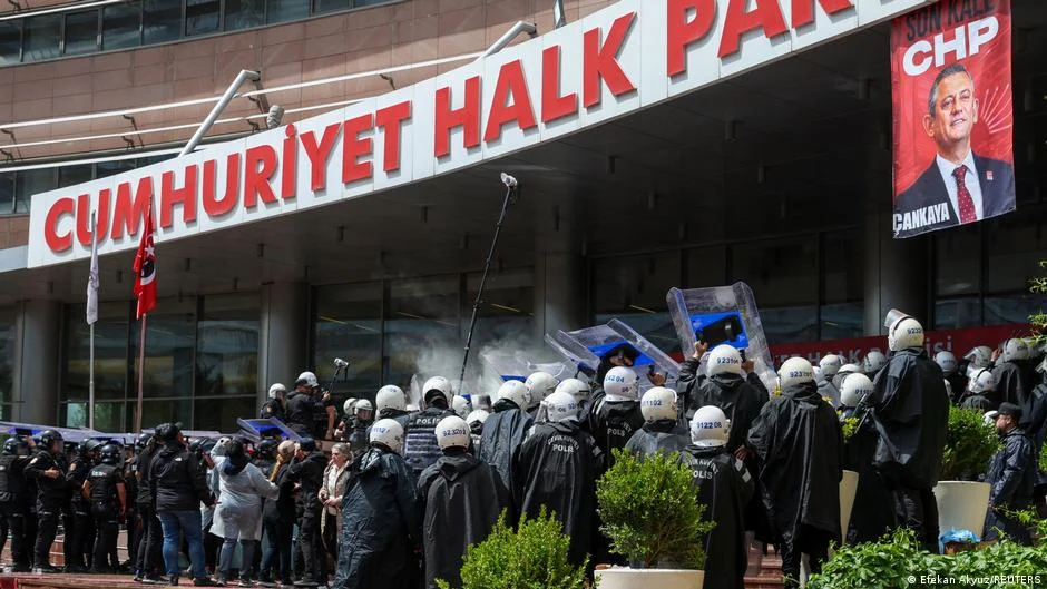 Öcalan'dan CHP merkezine baskına tepki