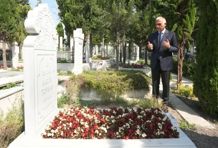 Bakan Ersoy'dan Fatih Külliyesi Haziresi'ne anlamlı ziyaret