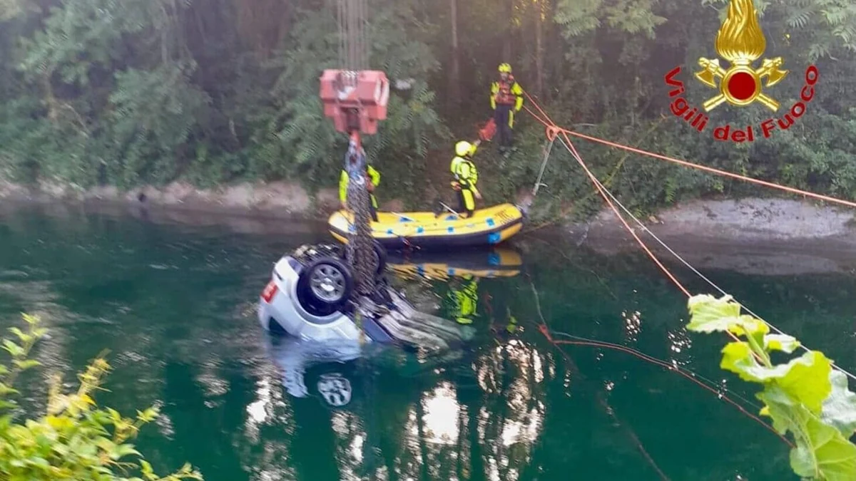 Auto con nove ragazzi cade in un canale a Senago: tre morti di 17 anni. Conducente positivo all’alcol test