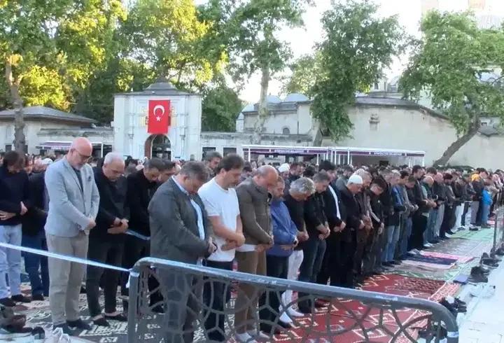 Bayram namazını Eyüpsultan Camii’nde kıldılar