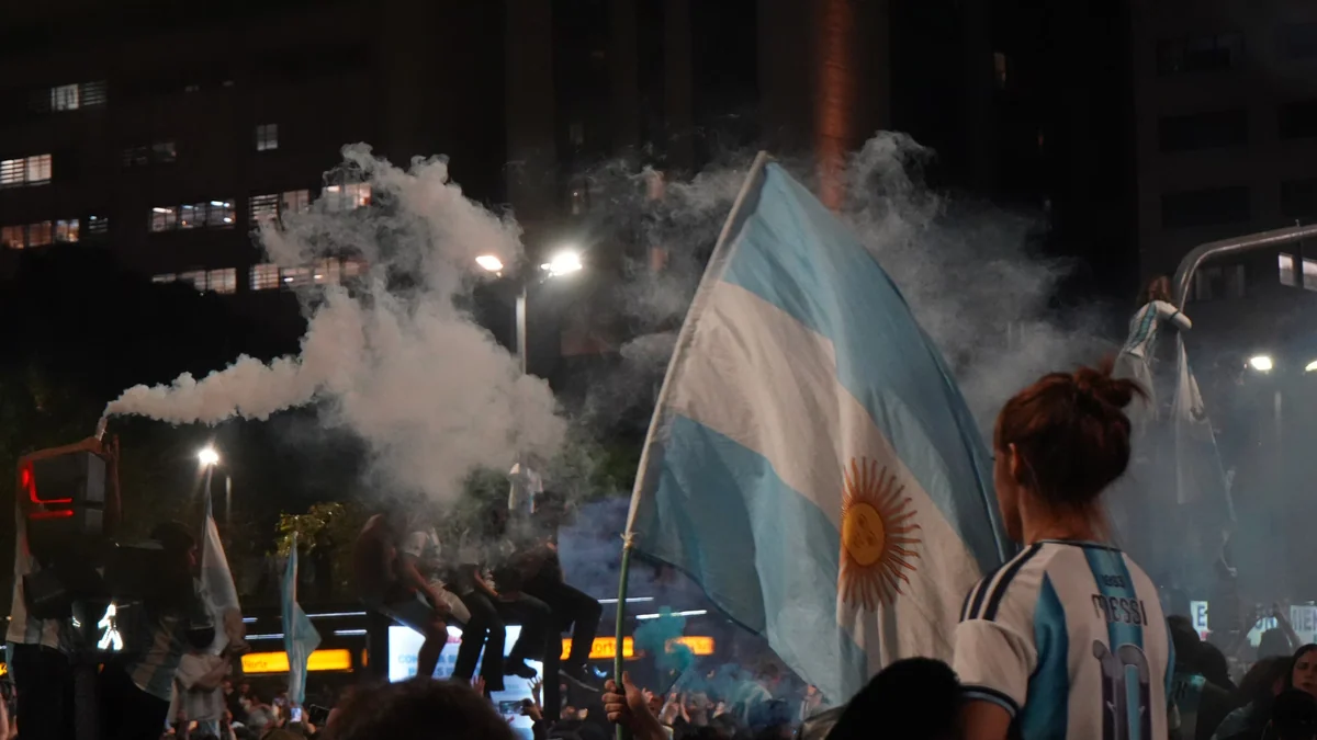 La crónica de un periodista inglés que vio el partido entre 150 mil argentinos: “Si crees que nos apasiona el fútbol, deberías visitar este inmenso país”