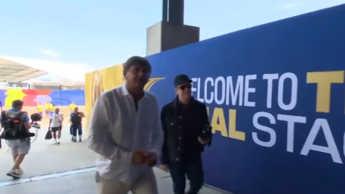 ¿Cábala?: el reconocido músico que bajó de los micros junto a los jugadores de la Argentina antes de la final del Mundial con España