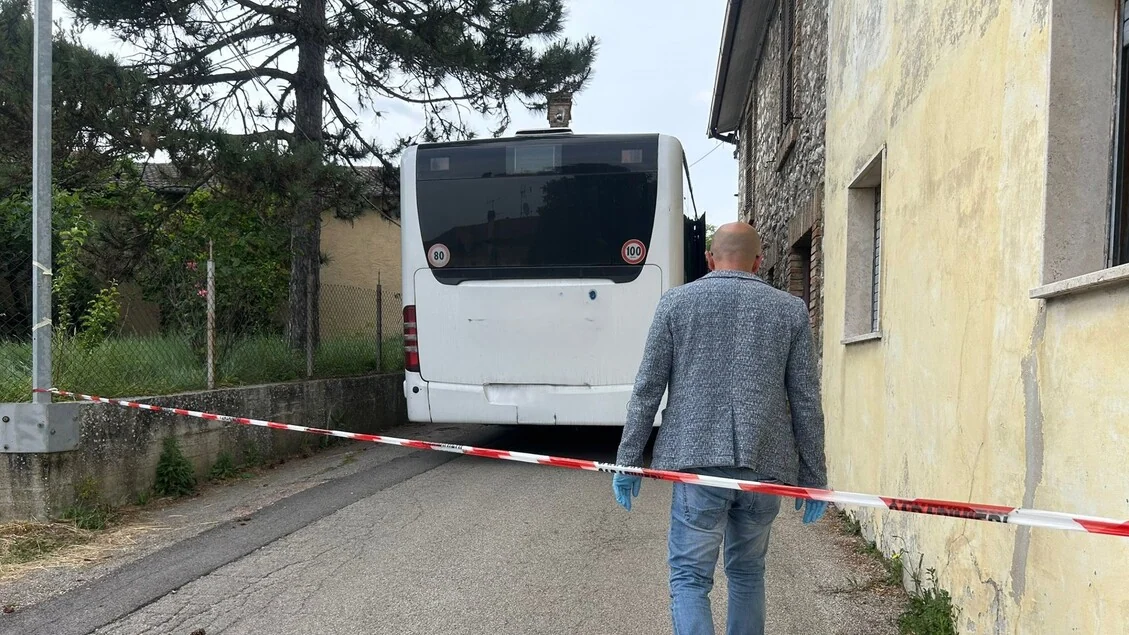 Bloccato l'uomo che ha aggredito la moglie a martellate su un bus