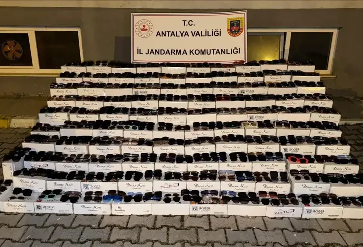 Alanya'da 10 bin kaçak güneş gözlüğü ele geçirildi