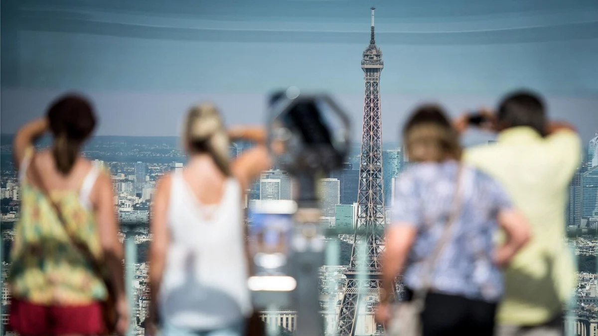 Parigi tocca i 35 gradi, chiudono in anticipo Tour Eiffel, Louvre e Museo d'Orsay