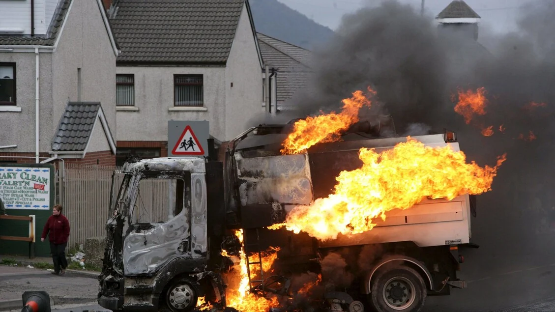 A Belfast è caccia allo straniero, lo spettro di violenze fuori controllo
