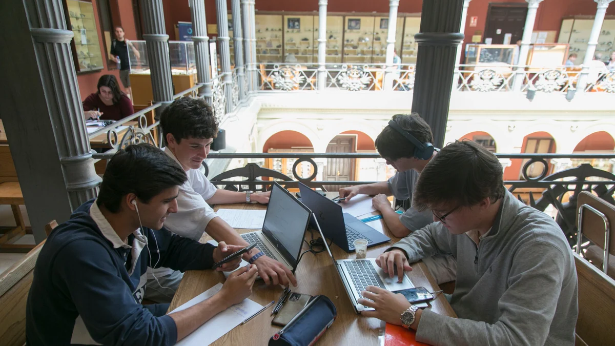 La odisea de la PAU: la nota de admisión a la Universidad pública sube 1,5 puntos en una década