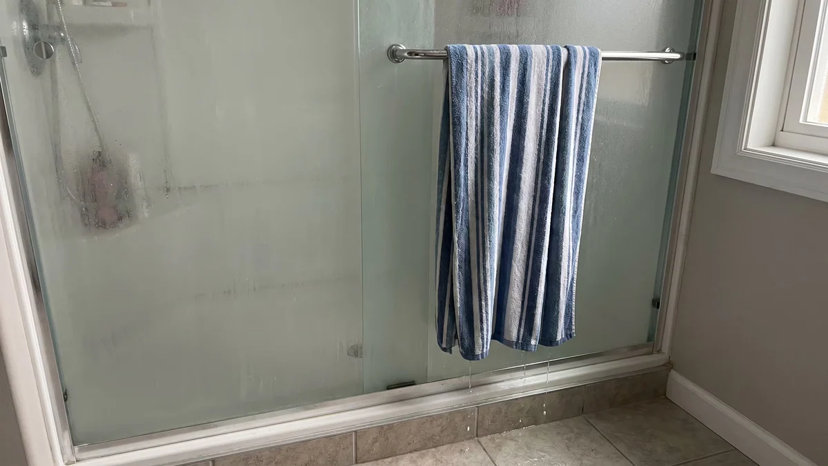 Por qué orinar en la ducha podría estar asociado con problemas de vejiga, según expertos