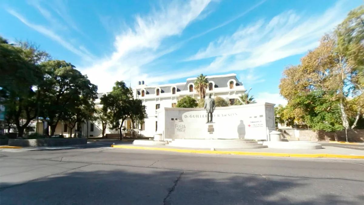 Buscan a un hombre que le disparó a un joven en la cabeza frente a su familia y se dio a la fuga en San Juan