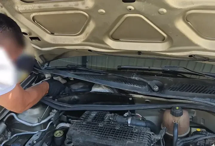 Taksinin motor bölümünde uyuşturucu ele geçirildi