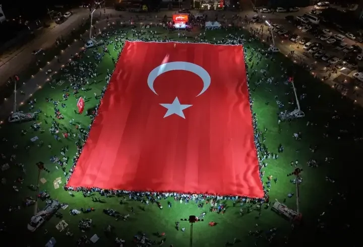 Kayseri'de 15 Temmuz etkinliklerinde dev Türk bayrağı açıldı
