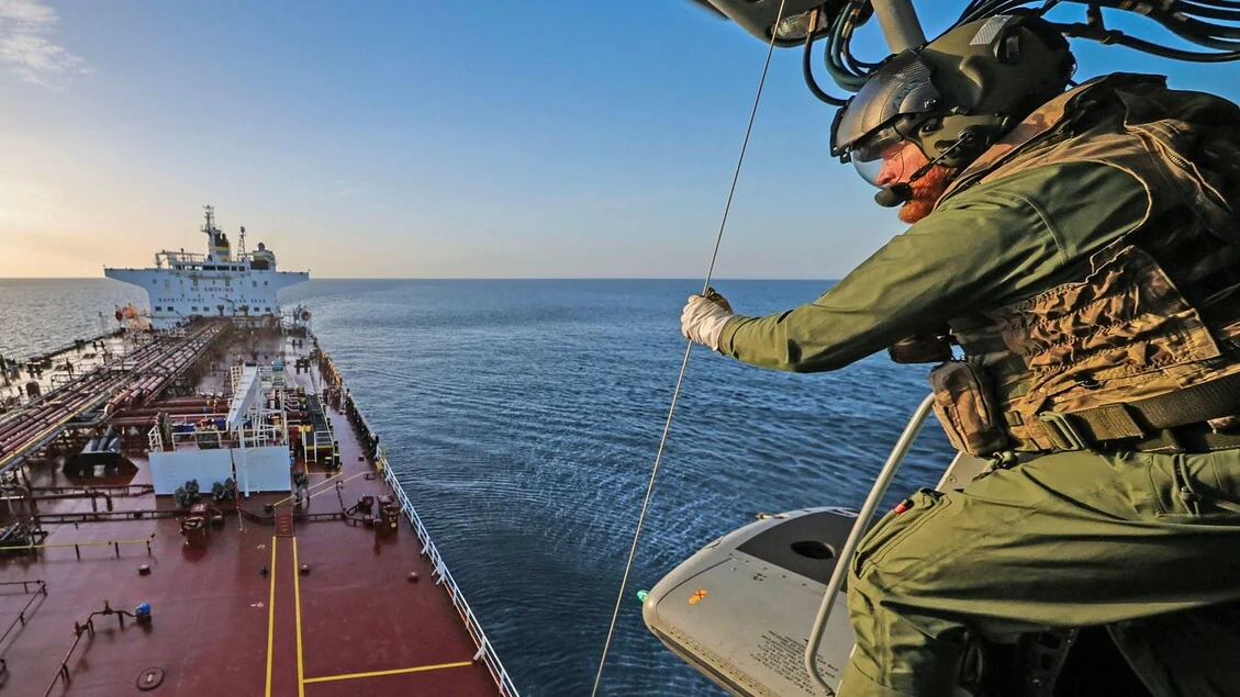 I Royal Marines fermano una petroliera della flotta-ombra russa