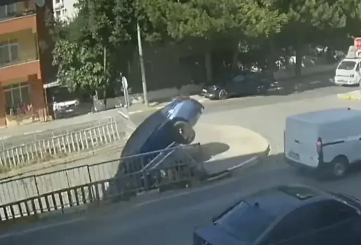 Pendik'te otomobil dereye uçtu: Kaza anı kamerada