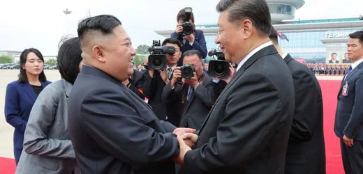 Xi Jinping bei Kim Jong Un: Chinas Staats- und Parteichef besucht Nordkorea