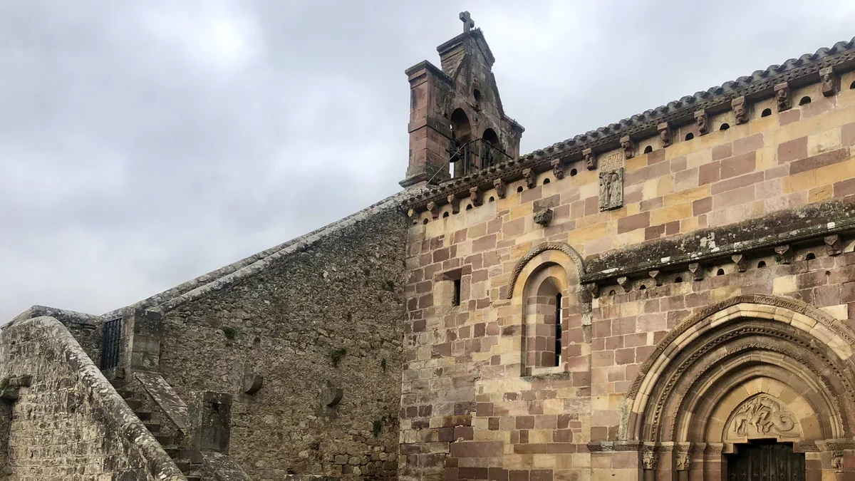 El encantador pueblo medieval de Cantabria que es ideal para escapar del calor de verano: es un Bien de Interés Cultural y tiene calles empedradas de película