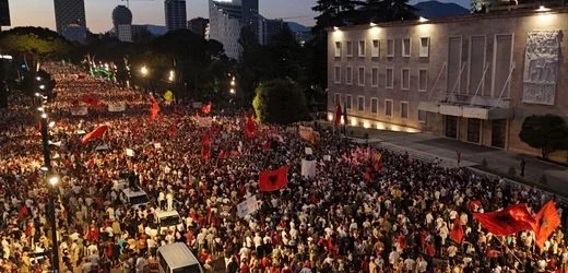 Albanien: Wieder gehen Zehntausende im Rahmen der "Flamingo-Proteste" auf die Straße