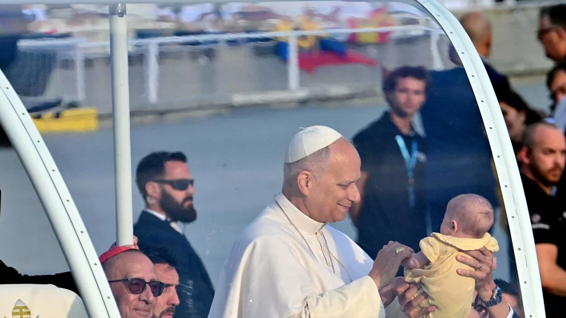 Il Papa è arrivato allo stadio olimpico Lluis Companys