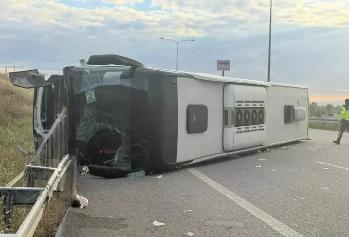 İstanbul-İzmir Otoyolu’nda yolcu otobüsü devrildi: 25 Yaralı