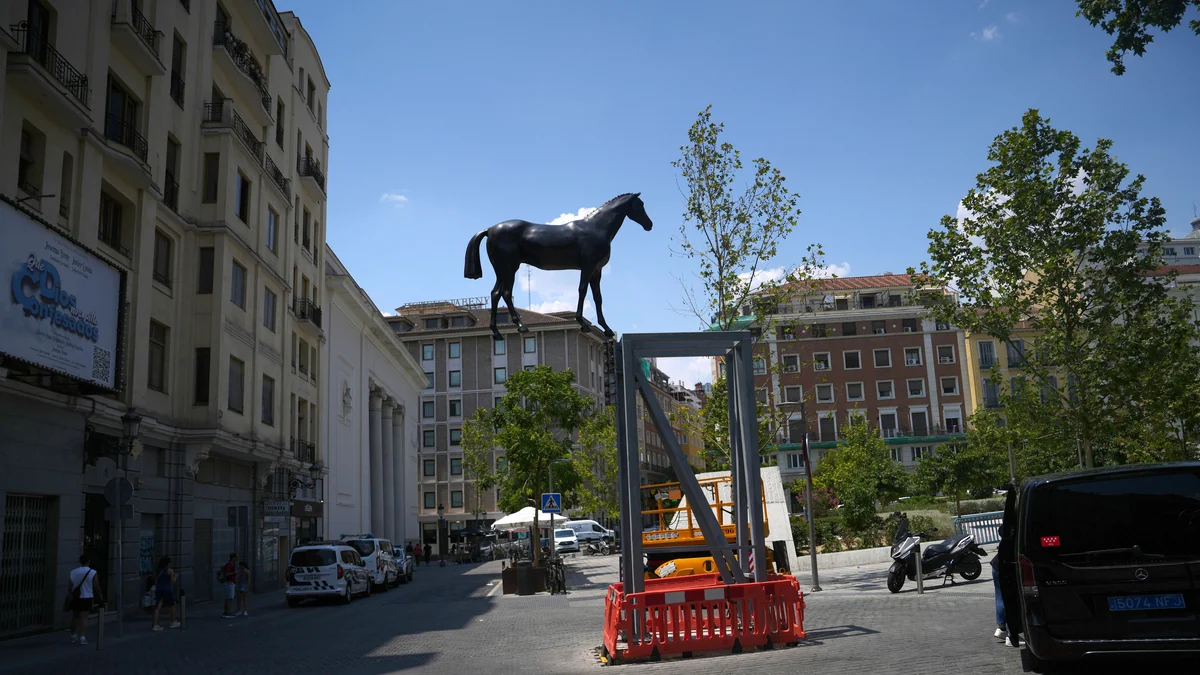 Una 'provocadora' escultura de un caballo colgante sufragada por un hotel de lujo aterriza en pleno centro de Madrid