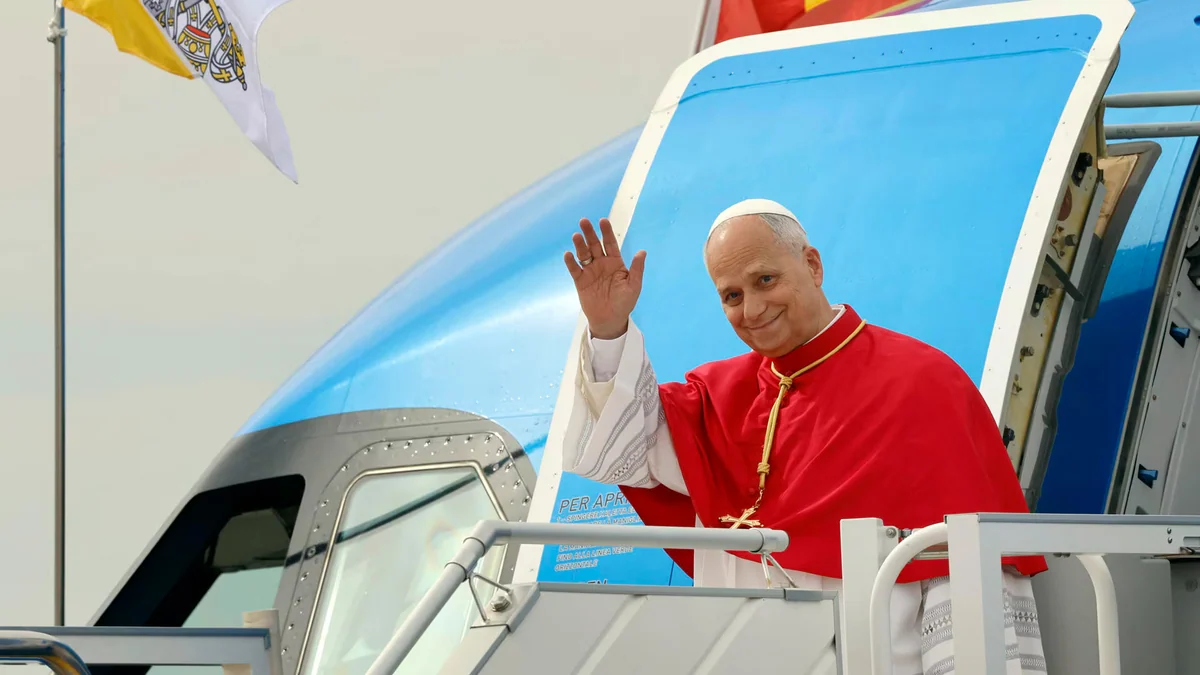 Lío con la bandera del Vaticano: el aeropuerto de Barajas la pone al revés y un detalle no concuerda con la oficial durante la visita del papa León XIV
