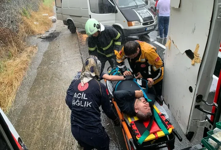 Kazazedelere yardım etmek için duranların minibüsüne otomobil çarptı: 2’si çocuk, 7 yaralı