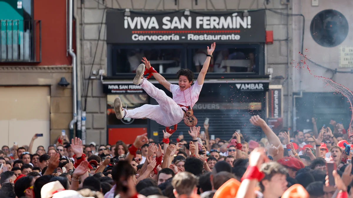 El chupinazo de Urgencias y la excomunión de los toros en plena ola de calor en Pamplona: "¡Viva San Fermín!"