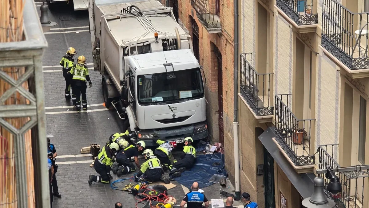 Muere una profesora al ser atropellada por un camión de la basura en Pamplona: el accidente deja dos heridas muy graves