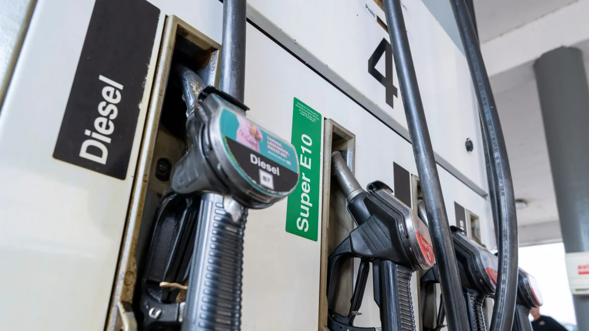 Business-Ticker: Fünf Minuten Arbeit für einen Liter Sprit