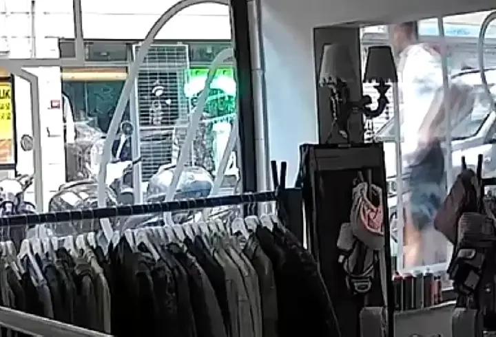 Beyoğlu’nda antika bisikleti çalan şüpheli kamerada
