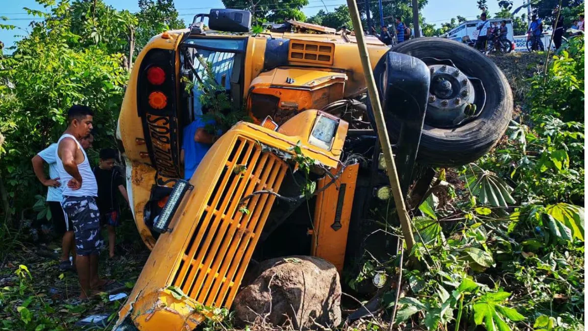 Volcó un autobús tras explotar un neumático y dejó más de 15 heridos en Guatemala
