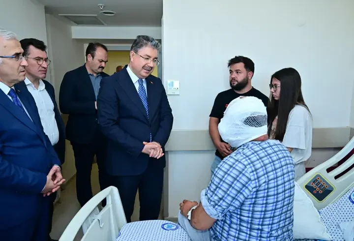 Eskişehir Valisi Yılmaz kazada yaralanan 3 itfaiyeciyi hastanede ziyaret etti