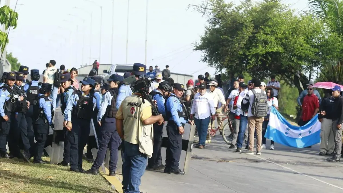Policía hondureña desaloja con gas lacrimógeno protesta contra aumento de la tasa vehicular en El Progreso